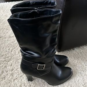 Womens size 11M black leather boots.